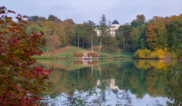 Parque Kachanivka na temporada de outono Fotos De Bancos De Imagens