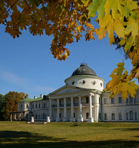 Bílý palác s podzimní stromy — Stock fotografie
