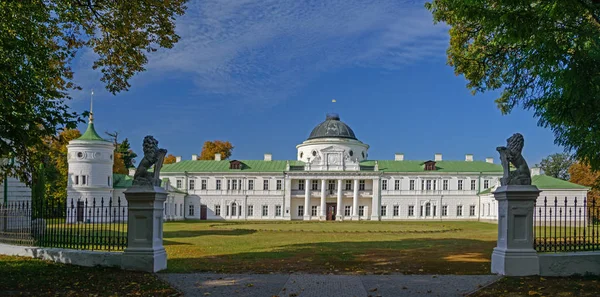 Panoramiczny widok pałacu Kachanovka — Zdjęcie stockowe