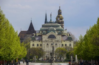 Kosice tiyatro parlak yeşil ağaçların arasındaki