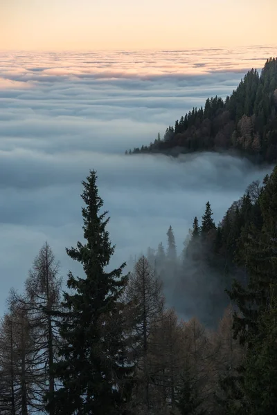 Salida del sol sobre las nubes cubierto valle — Foto de Stock