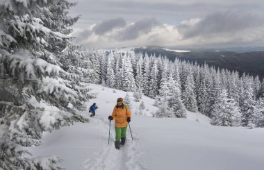 Kış dağlarda yürüyüş