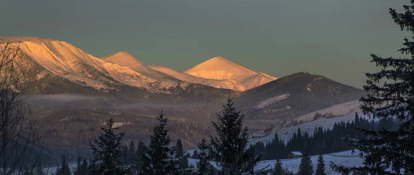 冬の山で朝の光 — ストック写真