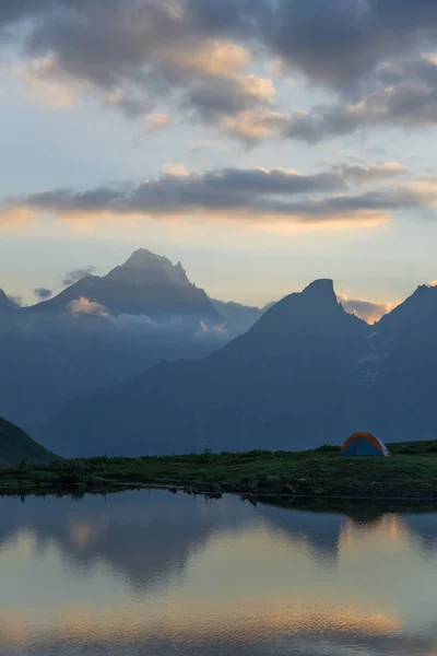 Tenda turística nas montanhas — Fotografia de Stock