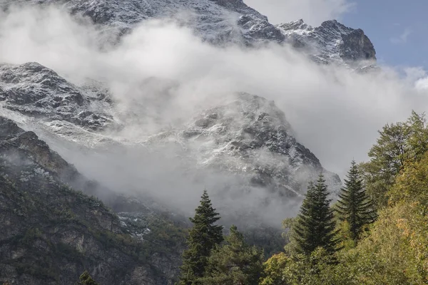 Temporada de outono em altas montanhas — Fotografia de Stock