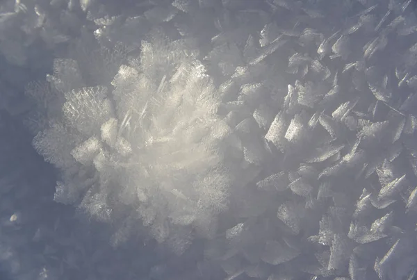 Gioco di luci e ombre sulla superficie della neve — Foto Stock