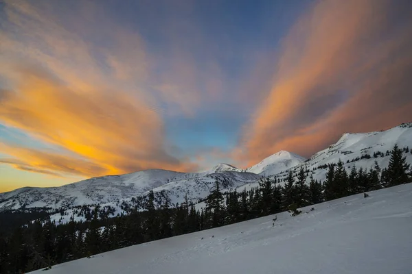 雪をかぶった山々 の上のカラフルな夜明け — ストック写真
