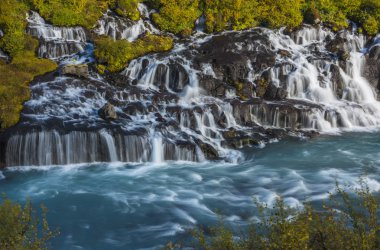 Şelale sonbahar renkleri arasında