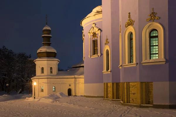 Világít a templom a Szent Mihály-Golden-Domed kolostor — Stock Fotó