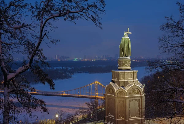 Verlichte Saint Vladimir Monument en voetgangersbrug — Stockfoto