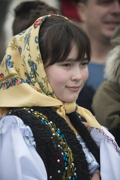 Lány öltözött hagyományos román ruhát — Stock Fotó