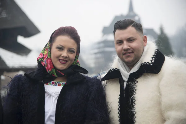 Házaspár öltözött hagyományos román ruhát — Stock Fotó