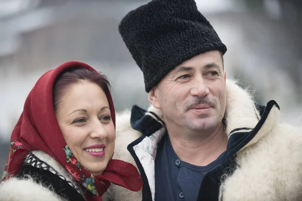 Married couple dressed in traditional Romanian clothes_ — Zdjęcie stockowe