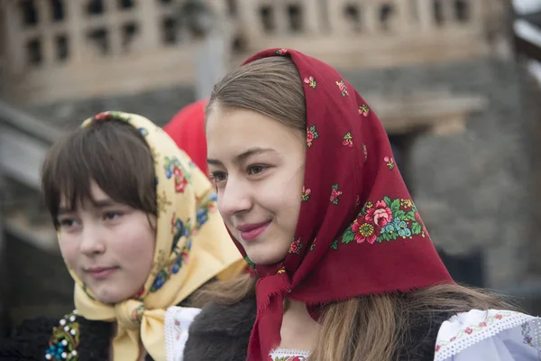Két lány öltözött hagyományos román ruhát — Stock Fotó