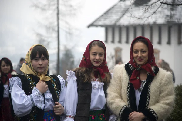 Women and girls dressed in traditional Romanian clothes_ — Stockfoto
