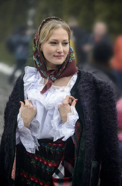 전통적인 루마니아어 옷 입은 여자 스톡 이미지