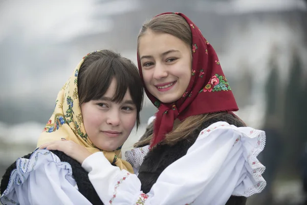 Two sisters dressed in traditional Romanian clothes — Stock Photo, Image