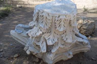 Yüksek eski mermer sütun bölümü dekore edilmiştir.