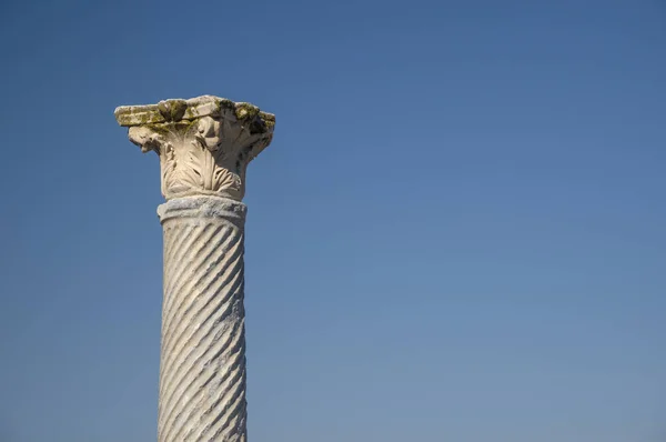 Coluna antiga contra fundo céu azul — Fotografia de Stock