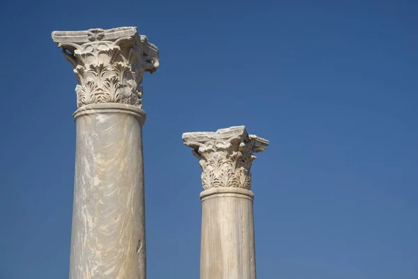 Dos columnas antiguas contra el fondo azul del cielo — Foto de Stock