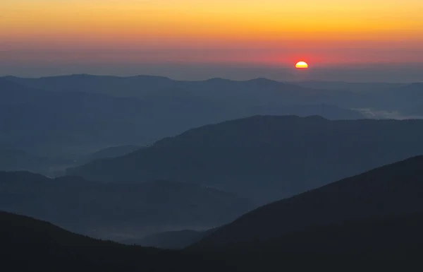 Народження нового дня в горах — стокове фото