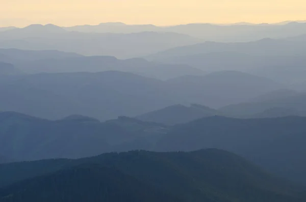 Muchas cordilleras de niebla — Foto de Stock