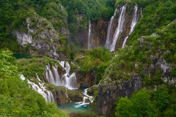 Massive waterfalls among lush foliage — Stock Photo, Image