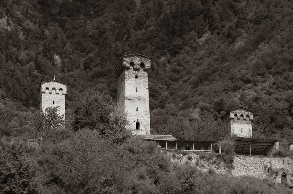 Torres Svaneti contra fundo montanhas . — Fotografia de Stock