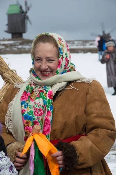 Vrouw gekleed in vakantie traditionele Oekraïense winterkleding — Stockfoto