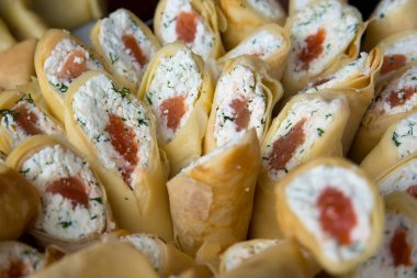 Krep dolması peynir, dereotu ve kırmızı balık