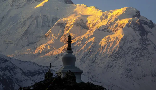 Sunrise near Annapurna with temple in foreground — Stock Photo, Image