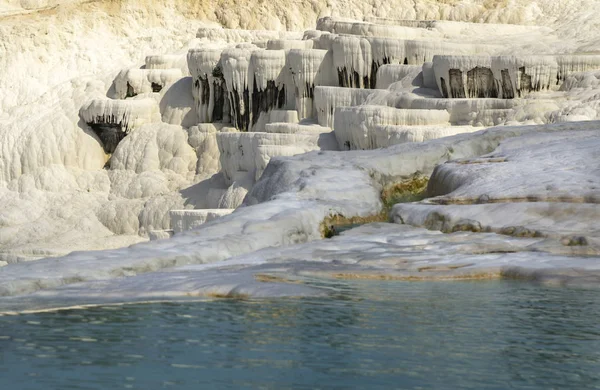 Travertine terraces and blue lake in Pamukkale — Stock Photo, Image