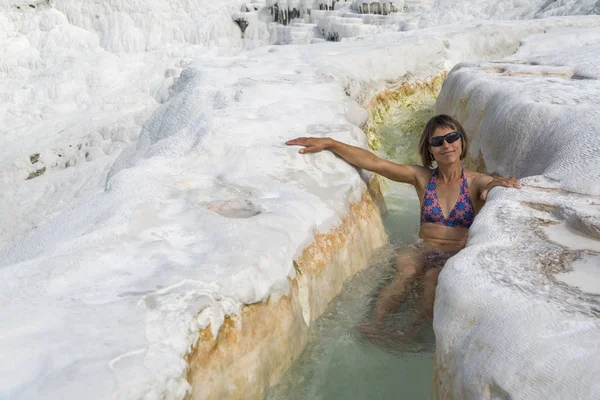 Mujer en río termal — Foto de Stock