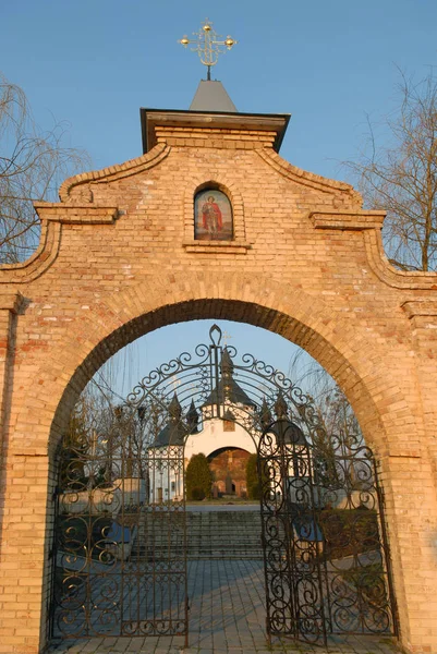 Saint George's Church in Plyaseva through gate — 스톡 사진