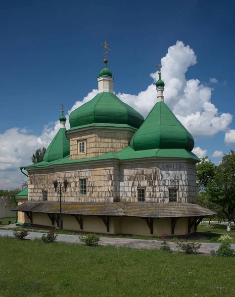 Plyasheva 'daki Aziz Michael Kilisesi güzel gökyüzüne karşı — Stok fotoğraf