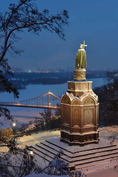 Zicht op Vladimirskaja Gorka en het monument voor St. Vladimir in — Stockfoto