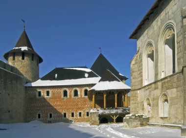 Karla kaplı Khotyn kale avlusu