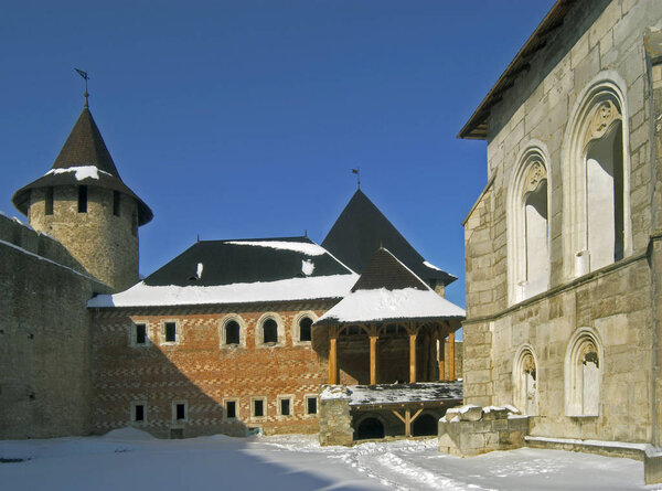 Хотинский двор крепости покрыт снегом
