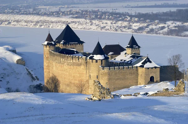 Pevnost Khotyn nad výhledem v zimě — Stock fotografie