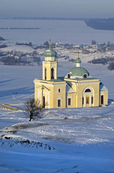 Sárga templom Alexander Nevsky (Khotyn) télen — Stock Fotó