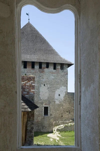 Tour de la forteresse de Khotyn par une vieille fenêtre — Photo