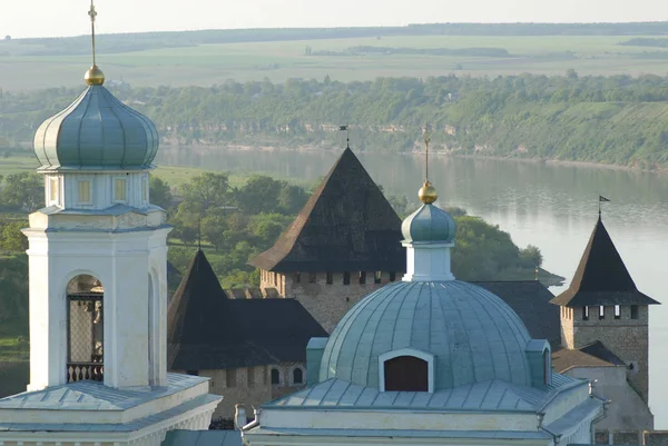 Türme der Chotyn-Festung und Kuppel der Alexandernewski-Kirche — Stockfoto