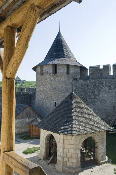 Vue des bâtiments de la forteresse de Khotyn depuis la galerie en bois — Photo