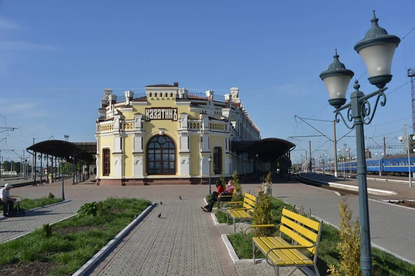 Kazatin railway station: building, ways and train — 스톡 사진