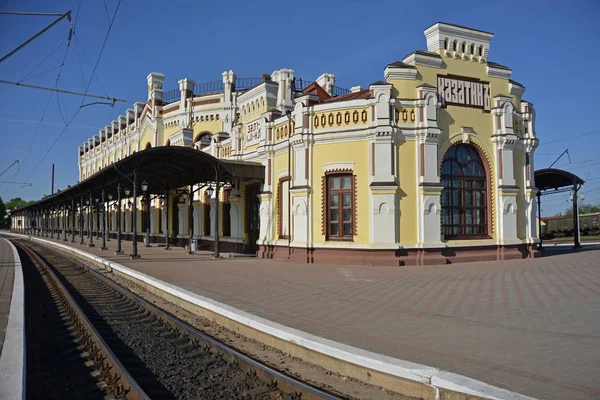 Kozyatyn järnvägsstation: byggnad och vägar — Stockfoto