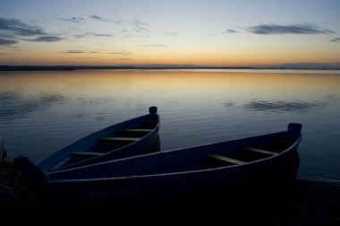 Gün doğumu... Gölde iki tekne