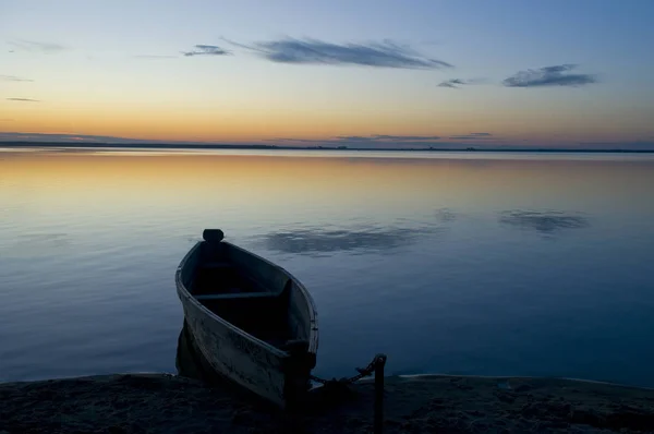 Sunrise... boat on lake — Stock Photo, Image