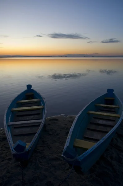 Sonnenaufgang... Boote auf dem See — Stockfoto