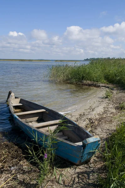 Holzboot auf dem See — Stockfoto