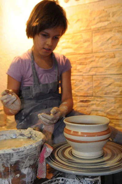 Flickan beundrar sin keramik — Stockfoto